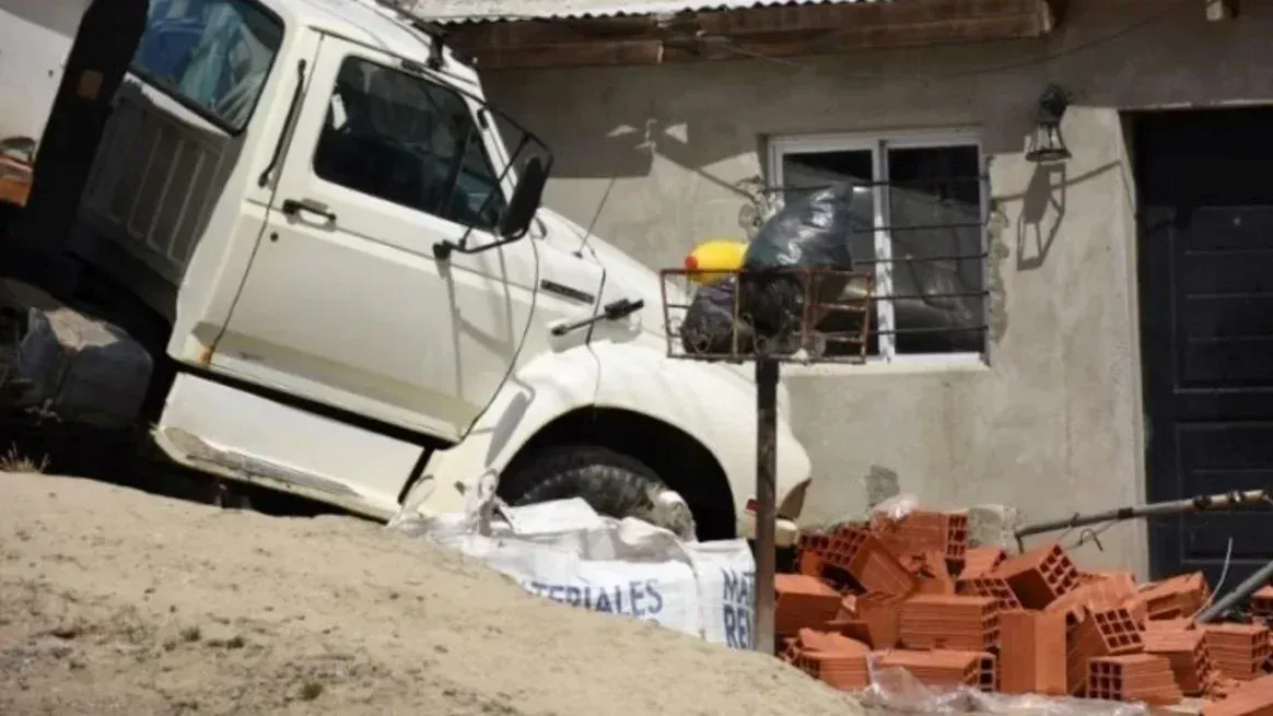 Un camionero murió atropellado por su propio vehículo