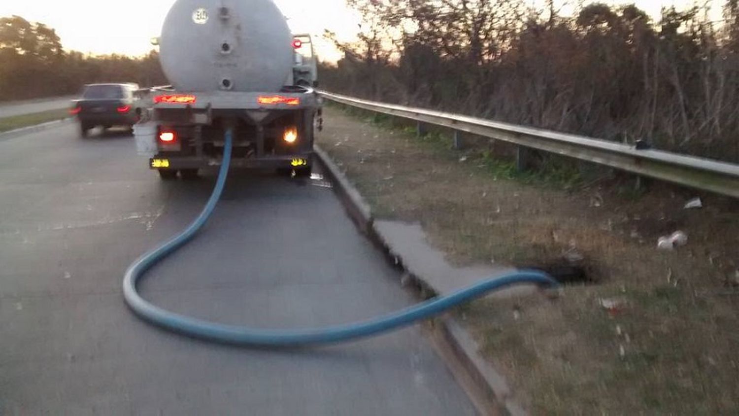 La Plata: Escrachan a camión municipal arrojando residuos cloacales en desagüe pluvial