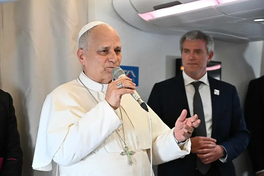 León XIV realizó declaraciones a bordo del avión papal. EFE