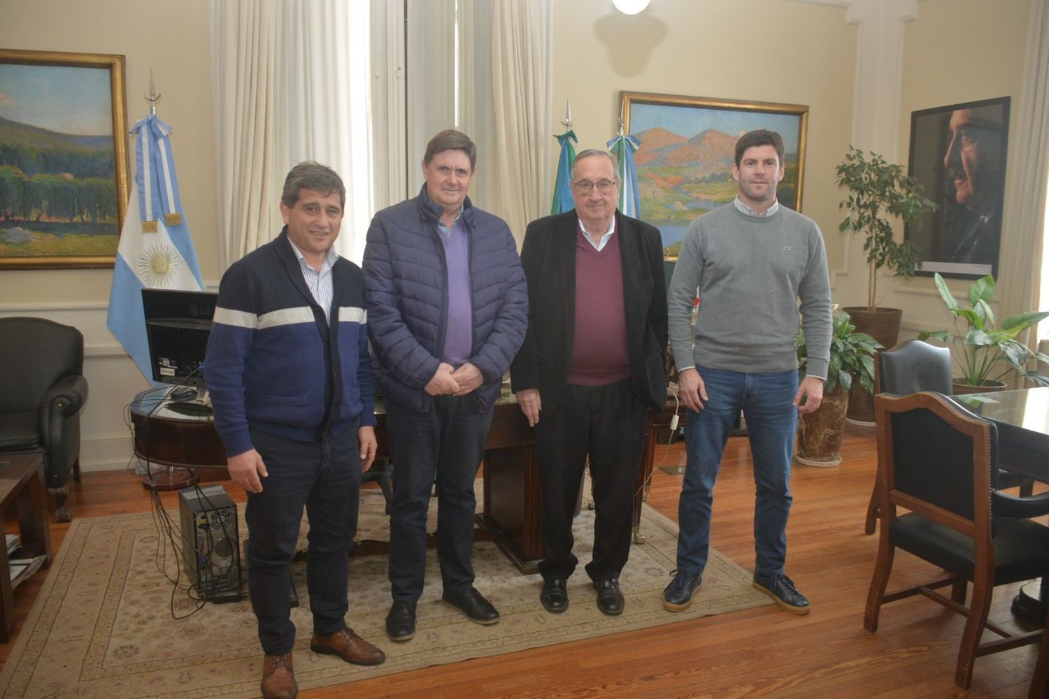 Lunghi se reunió con intendentes de la zona para avanzar en las gestiones por la vuelta del tren de cargas al puerto Quequén