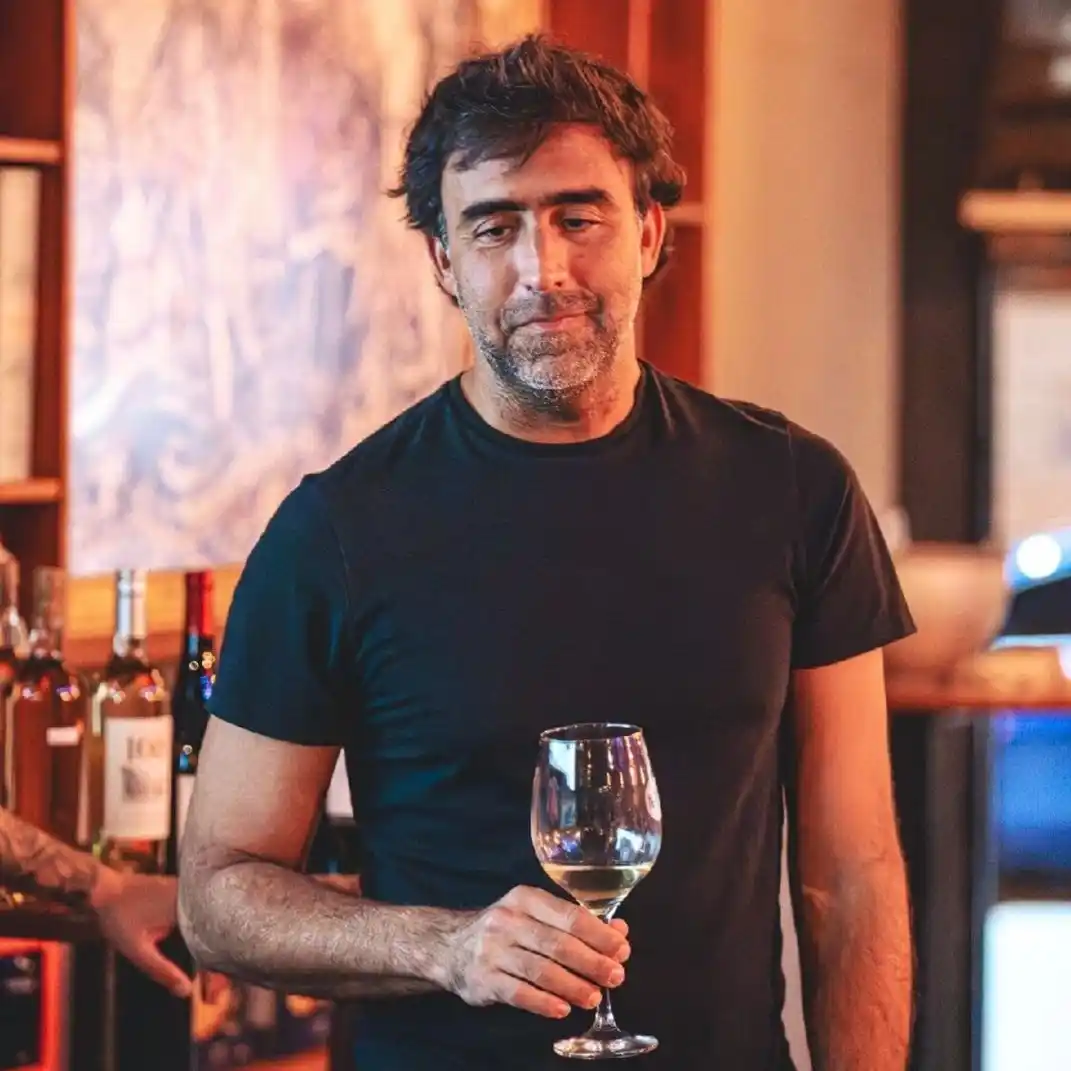 Desde 1868, la familia Goyenechea elabora vinos con identidad. Hoy, Sebastián impulsa la renovación sin perder la esencia.