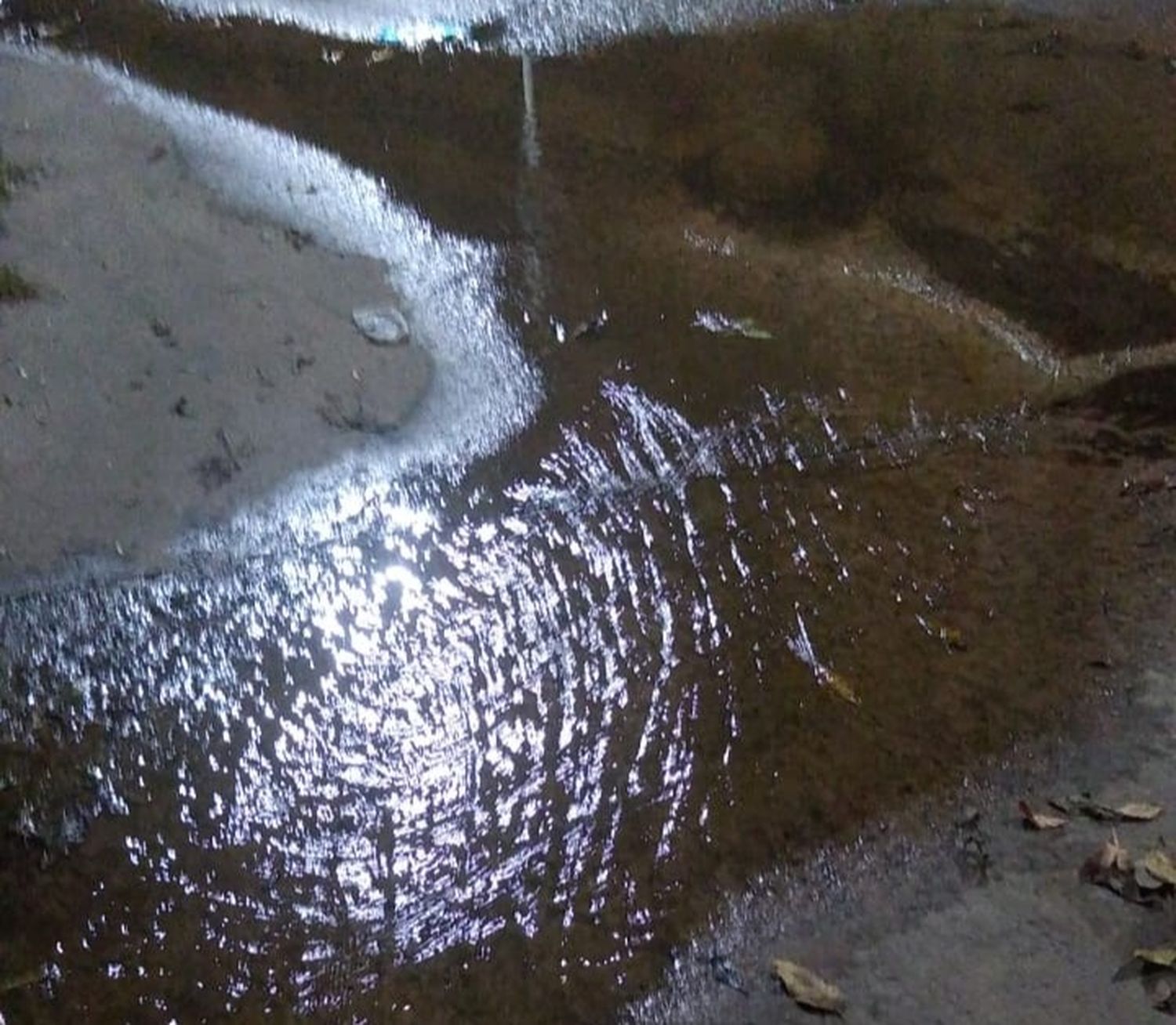 Se nos está llenando de agua la calle
