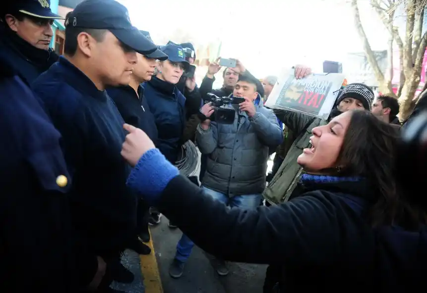 Caso Maldonado: un gendarme agredió con piedras a manifestantes 