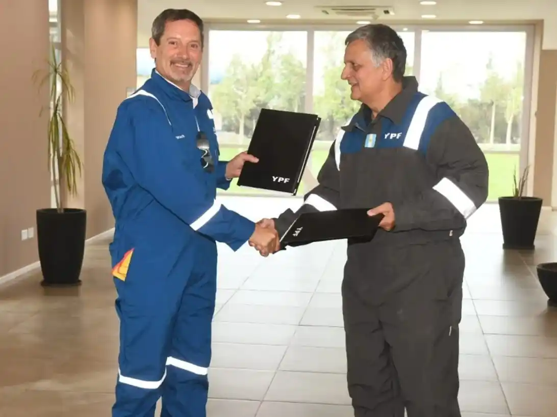 Olivier Le Peuch, CEO global de SLB, junto a Horacio Marín, presidente y CEO de YPF, durante la recorrida por Loma Campana. Foto: Gentileza