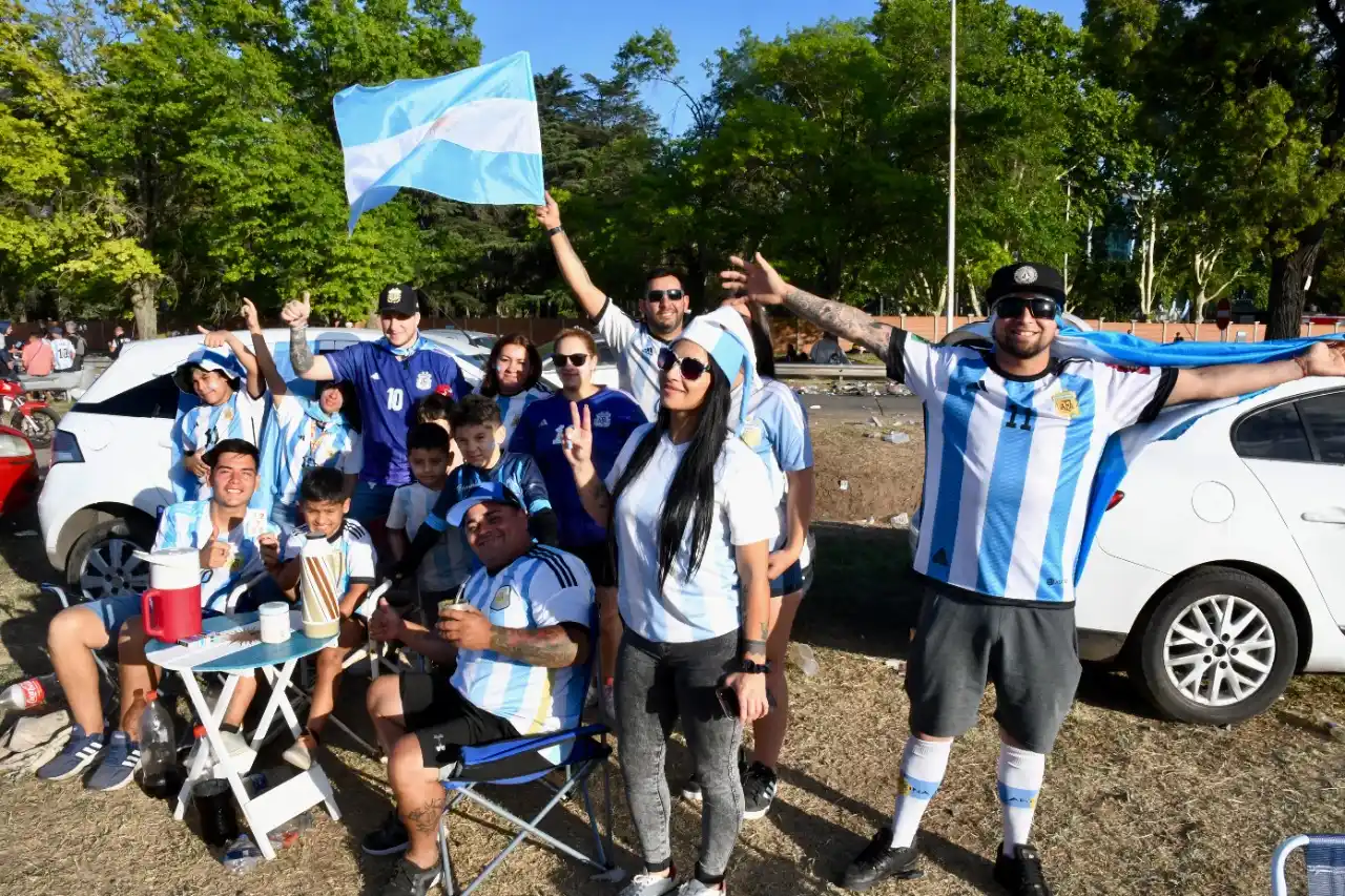 Ezeiza: Miles de hinchas aguardan en el predio de la AFA la partida de la caravana de la Selección hacia el Obelisco