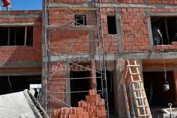 Le agarró el apuro: se metió a una obra en construcción para “hacer sus necesidades”