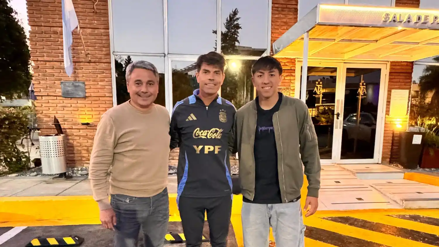 El representante Heber Marchioni, el entrenador Hernán Garcé y Joaquín Ruiz; tres tandilenses en Ezeiza.