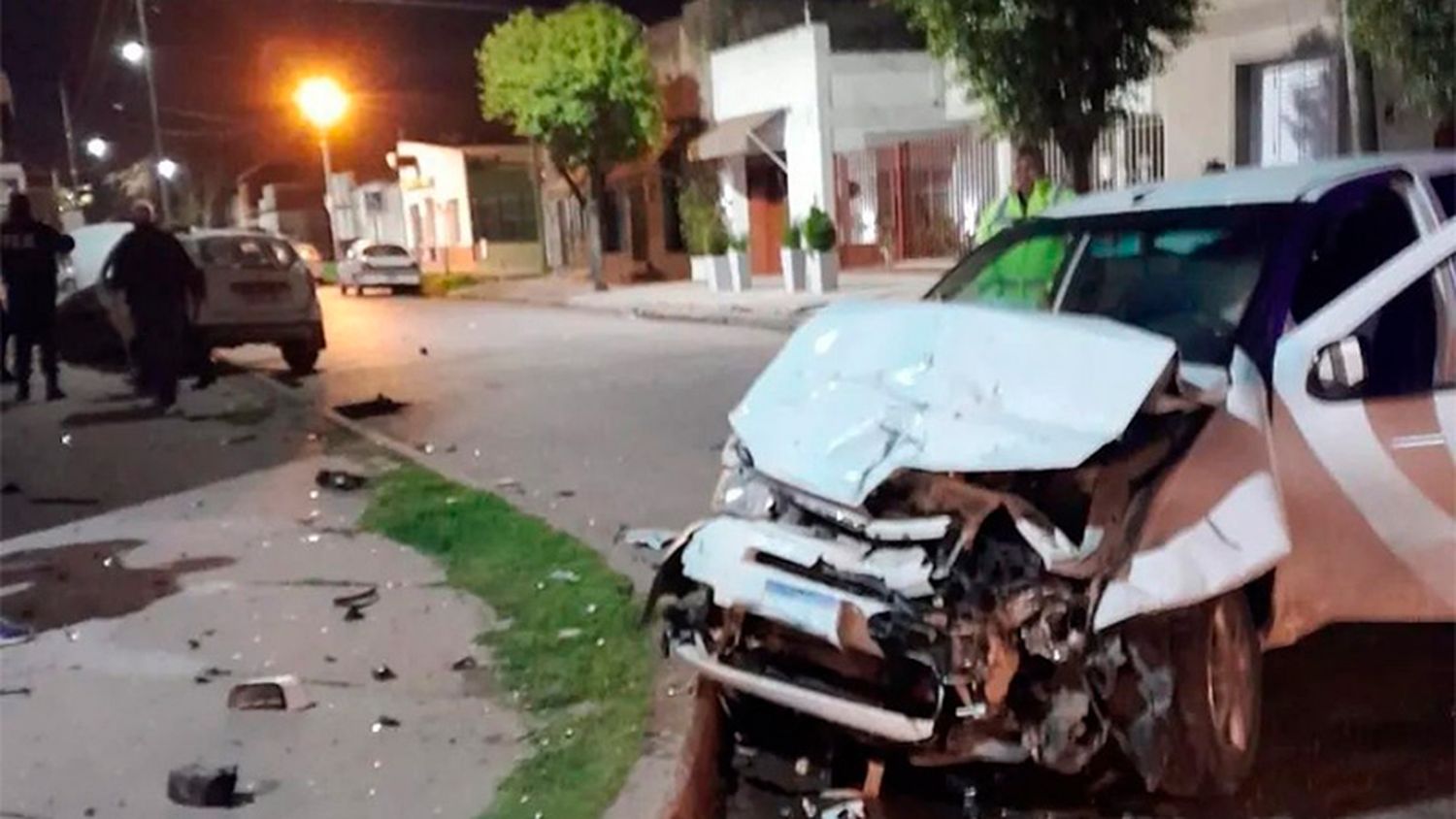 Dos jóvenes de 18 y un hombre de 60 fueron hospitalizados tras chocar en una esquina