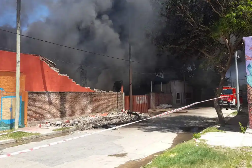 Se incendió una fábrica de reciclado de plásticos en Córdoba