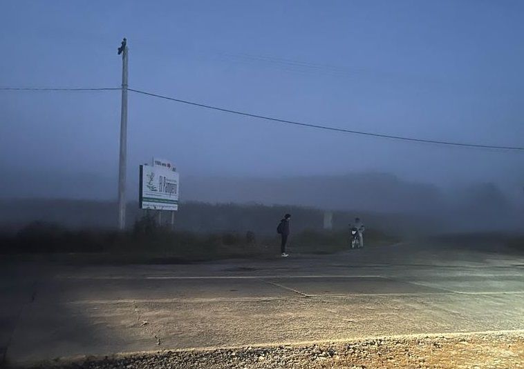 Un peligro: “Así espera la gente en el cruce de 191”