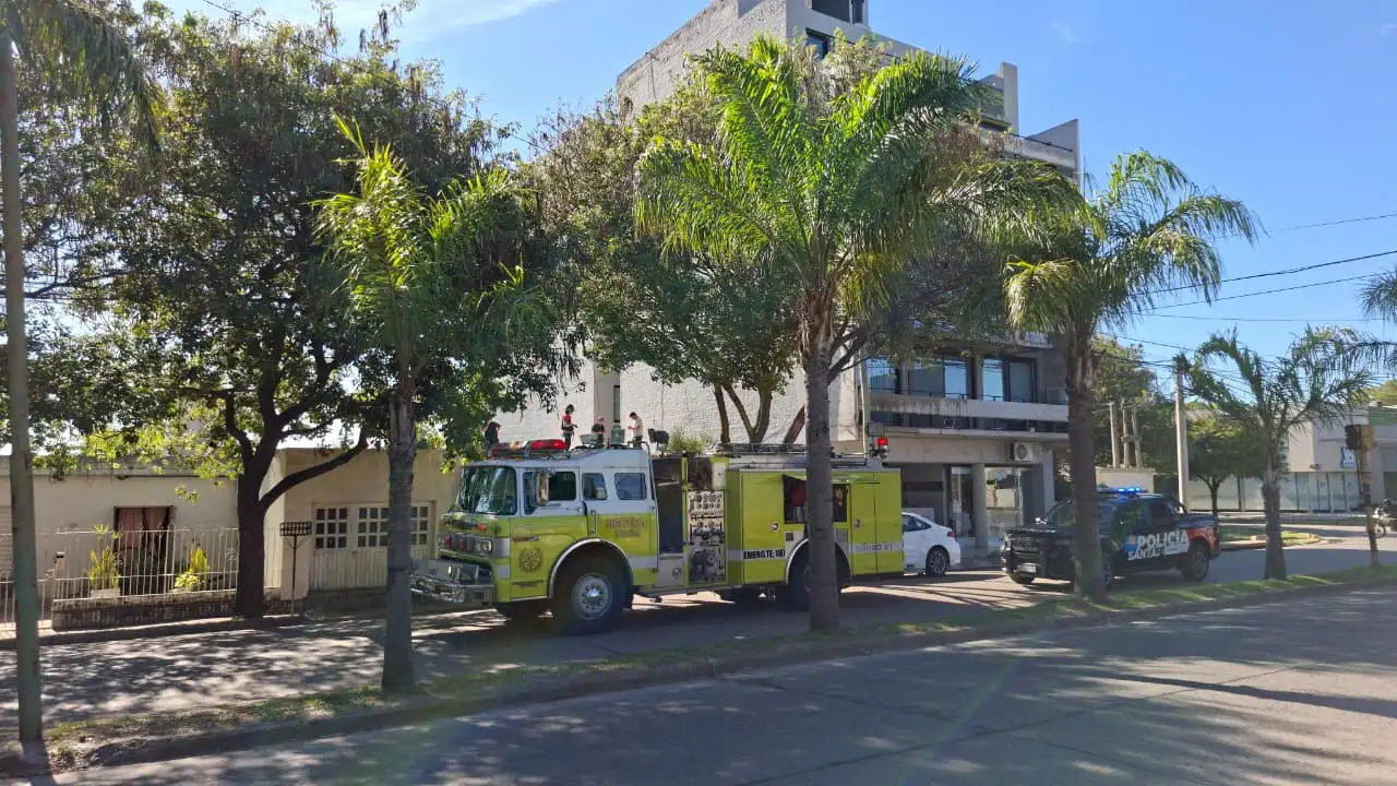 Código rojo: trasladaron de urgencia a una persona que cayó desde las alturas en Bv. Yrigoyen - 3