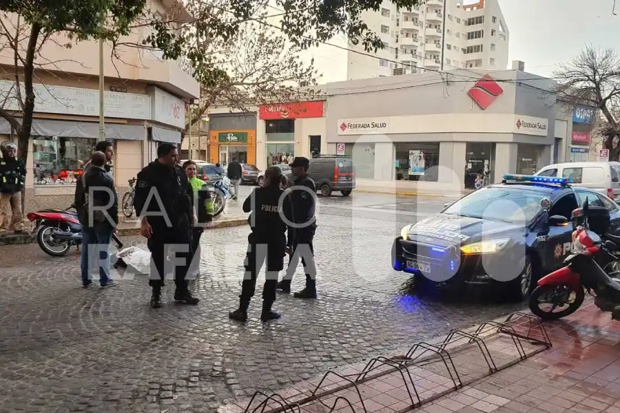 Caos en el tránsito del microcentro de la ciudad: una mujer resultó herida tras caerse de la moto