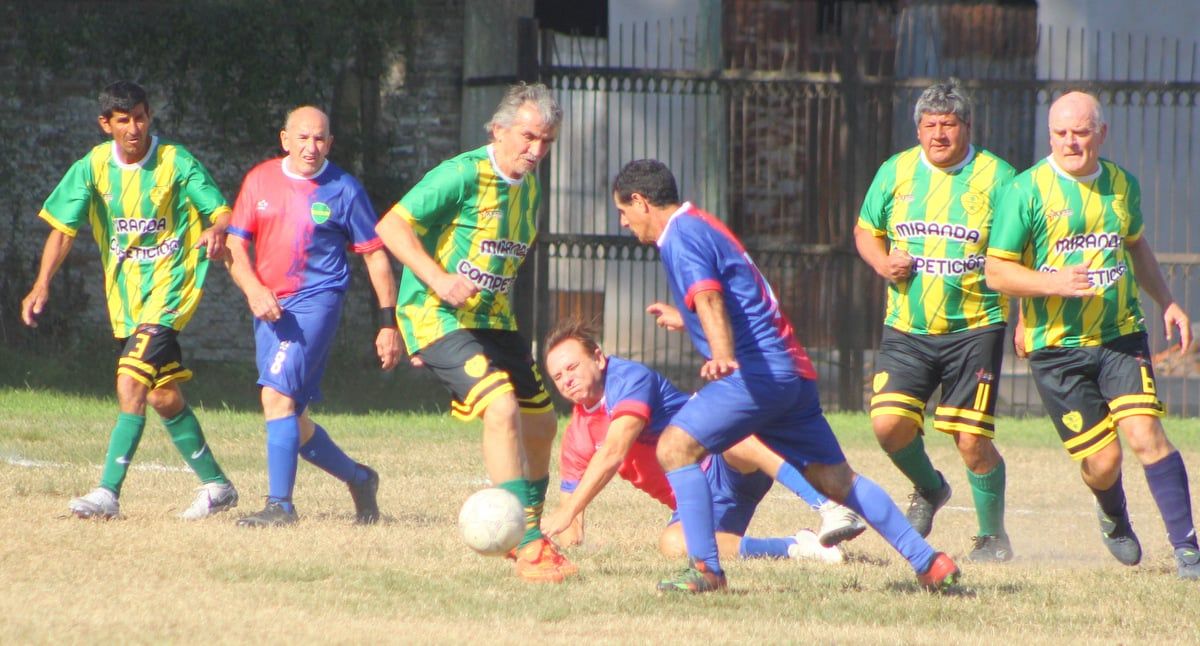 Sigue desarrollándose el torneo "Apertura" de la Liga de Veteranos. El venidero sábado habrá programación de partidos por la 11a. fecha en los estadios Alberto "Pocha" Badaracco de Barrio Norte y en el Enrique "Quique" Da Dalt de Gualeguay Central.