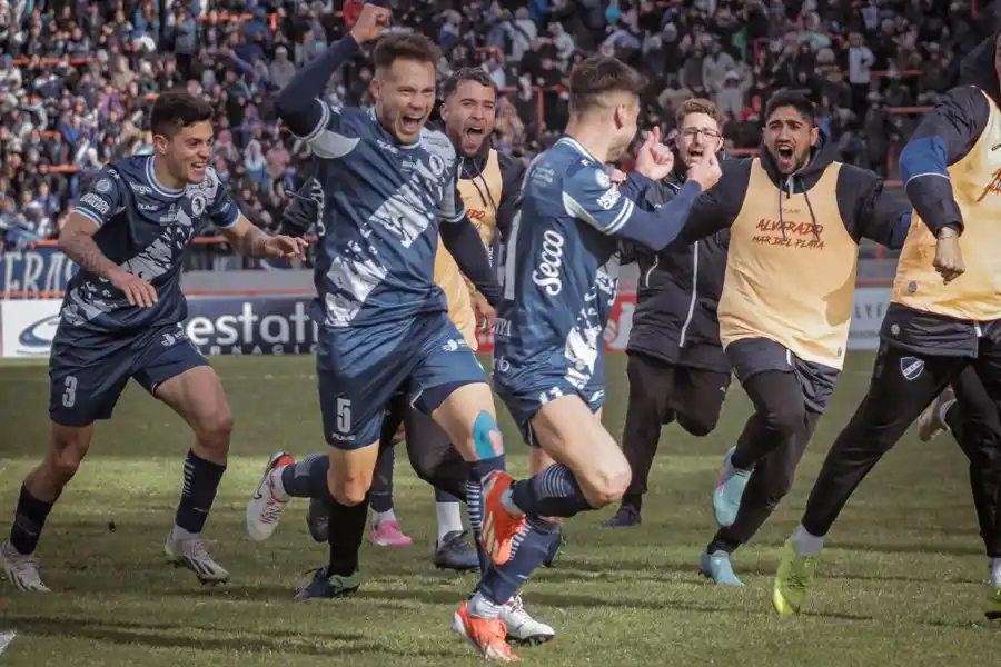 Diego Becker celebrando el gol del triunfo frente a Aldosivi.