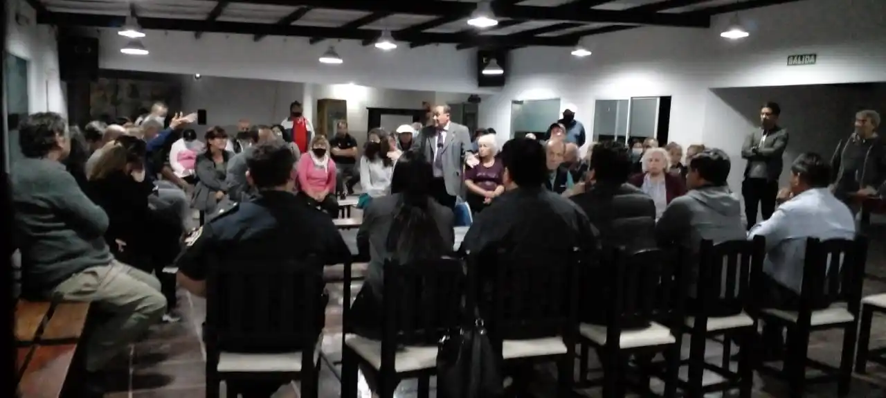 Tras el asalto a mano armada, vecinos de Vuelta de Obligado se reunieron con autoridades de Seguridad y Policía