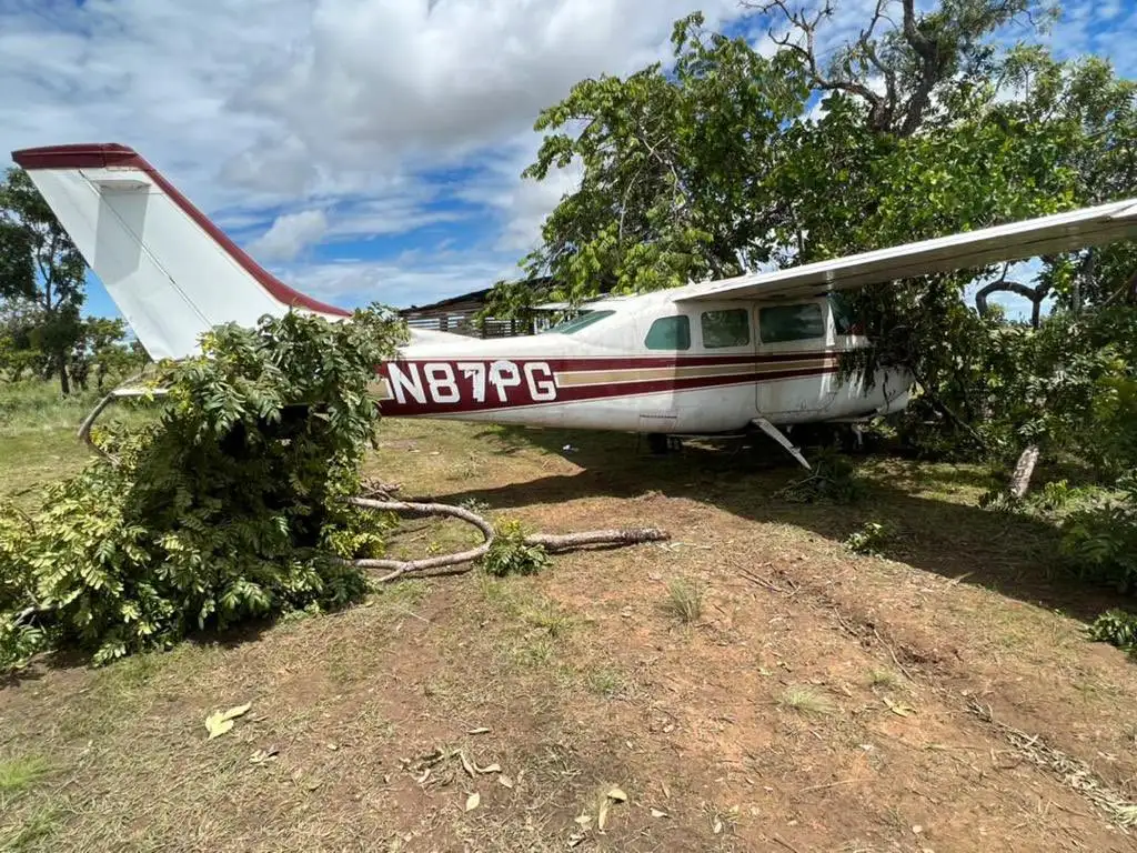 Localizaron un vehículo de apoyo y una aeronave dedicada al narcotráfico.