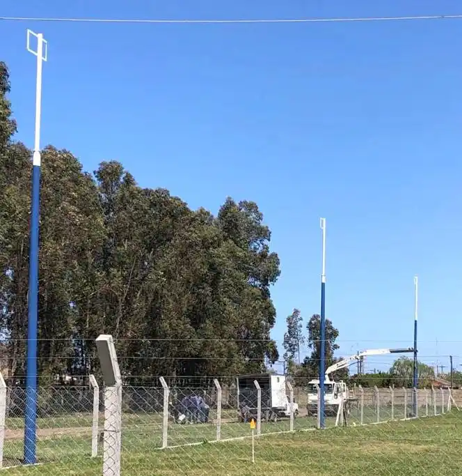 Ministerio instala torres de iluminación en su predio