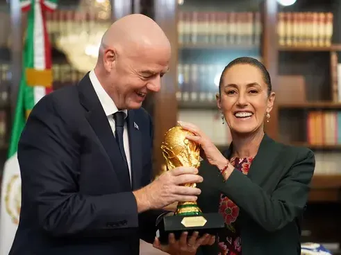 Claudia Sheinbaum con Gianni Infantino cuando llevó la Copa del Mundo a México. Foto:AP