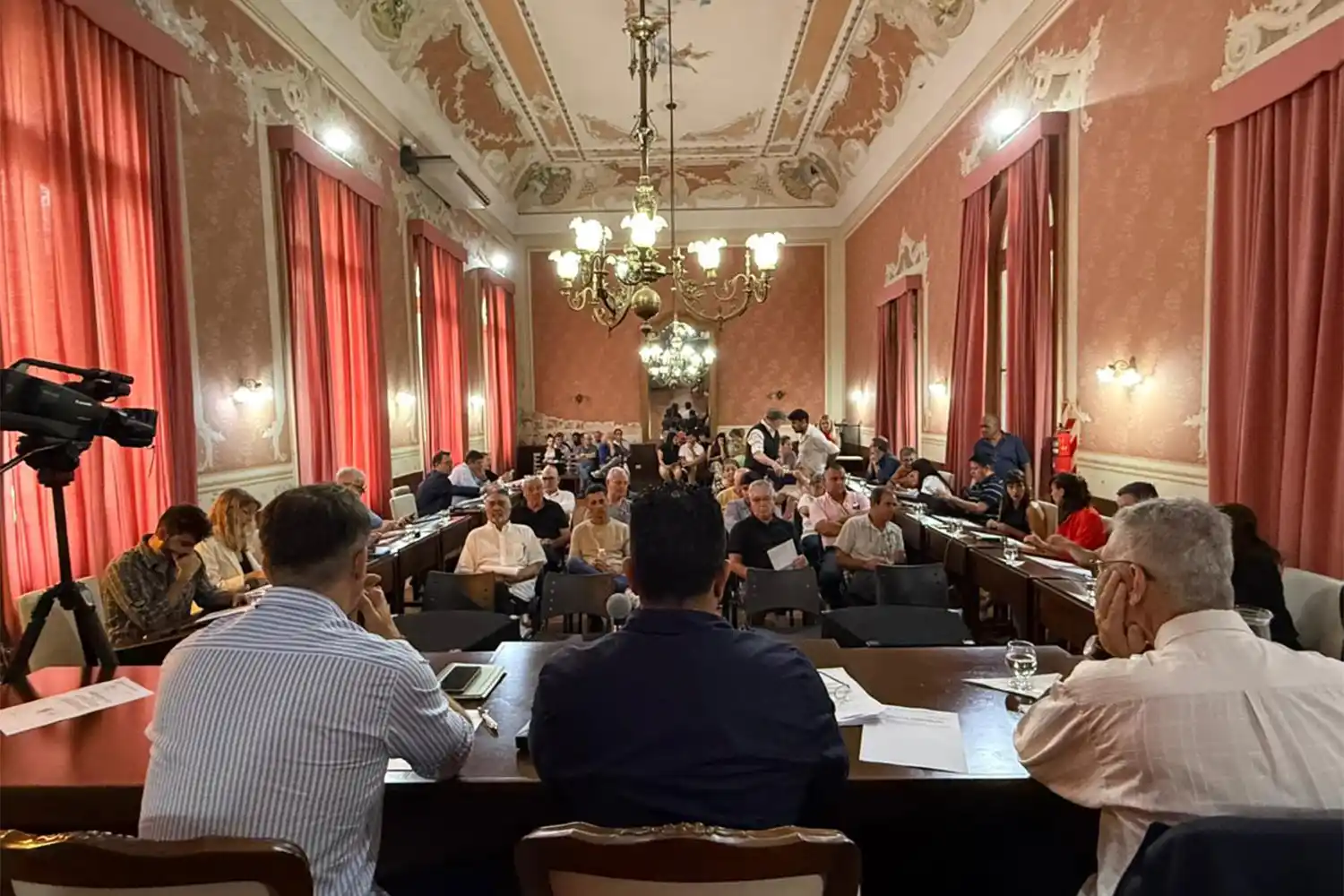 La Asamblea de Concejales y Mayores Contribuyentes durante el debate por el aumento de tasas