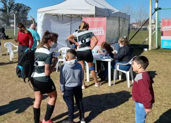 La posta itinerante de vacunación en Excursionistas superó las expectativas de los organizadores