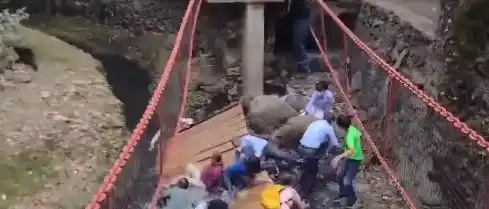 Video: más de 20 heridos tras deplomarse un puente colgante en México