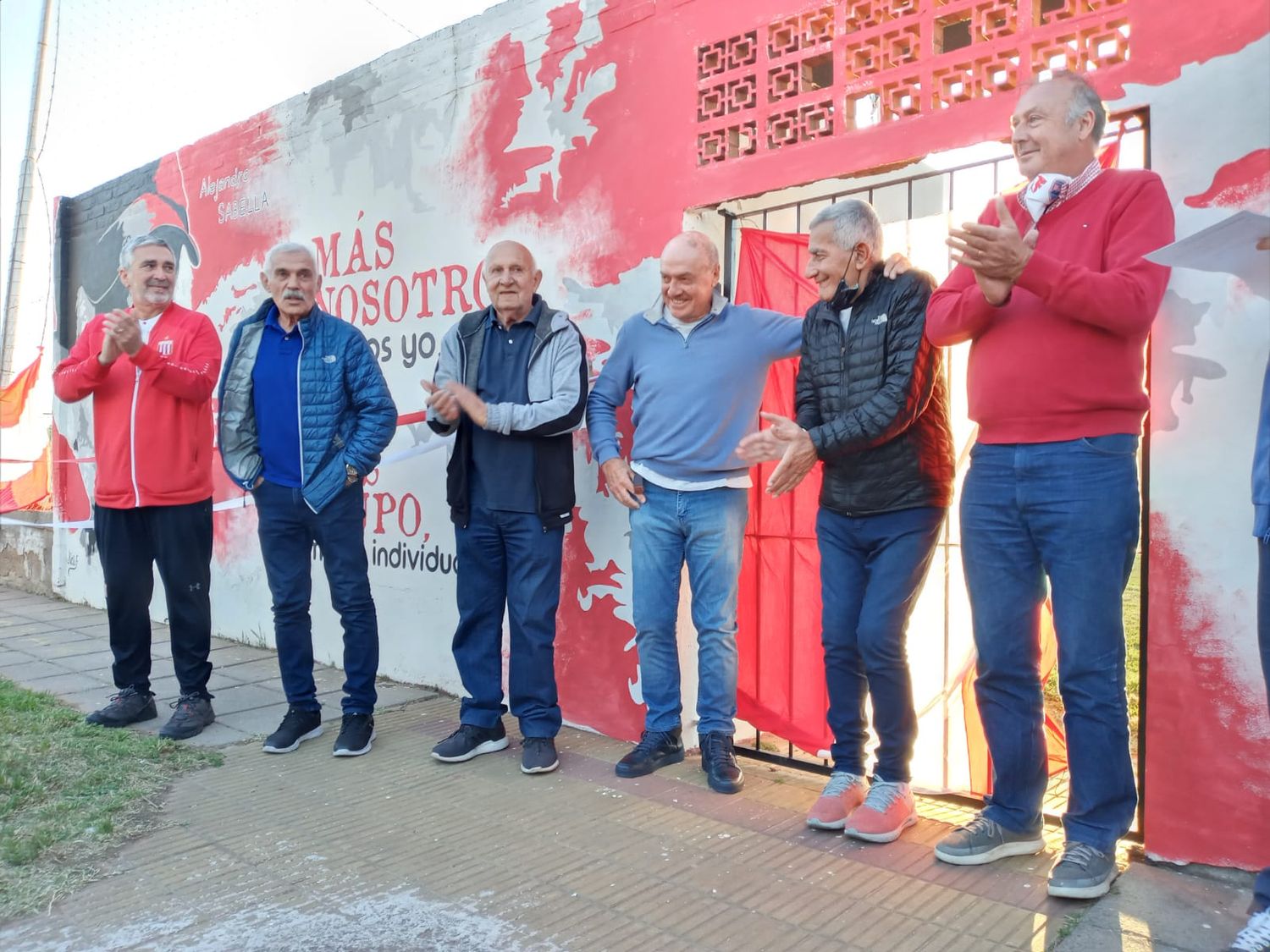 Con la presencia de Verón, Flores y Romeo, se inauguró el mural en homenaje a Alejandro Sabella