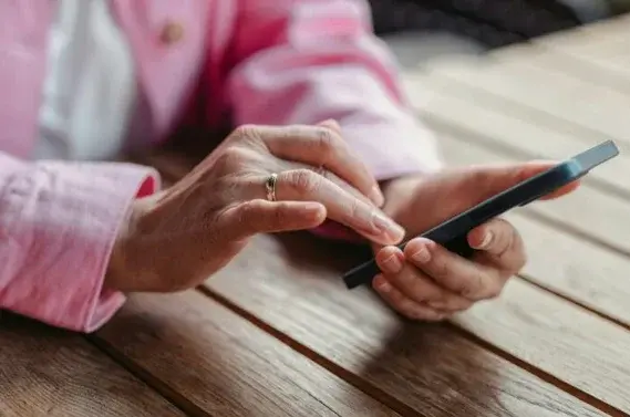 Advierten sobre las estafas por celulares. (pexels.com / shvets production)
