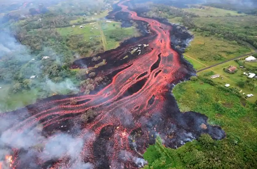 Los ríos de lava del volcán Kilauea acechan una planta eléctrica en Hawaii y temen una catástrofe