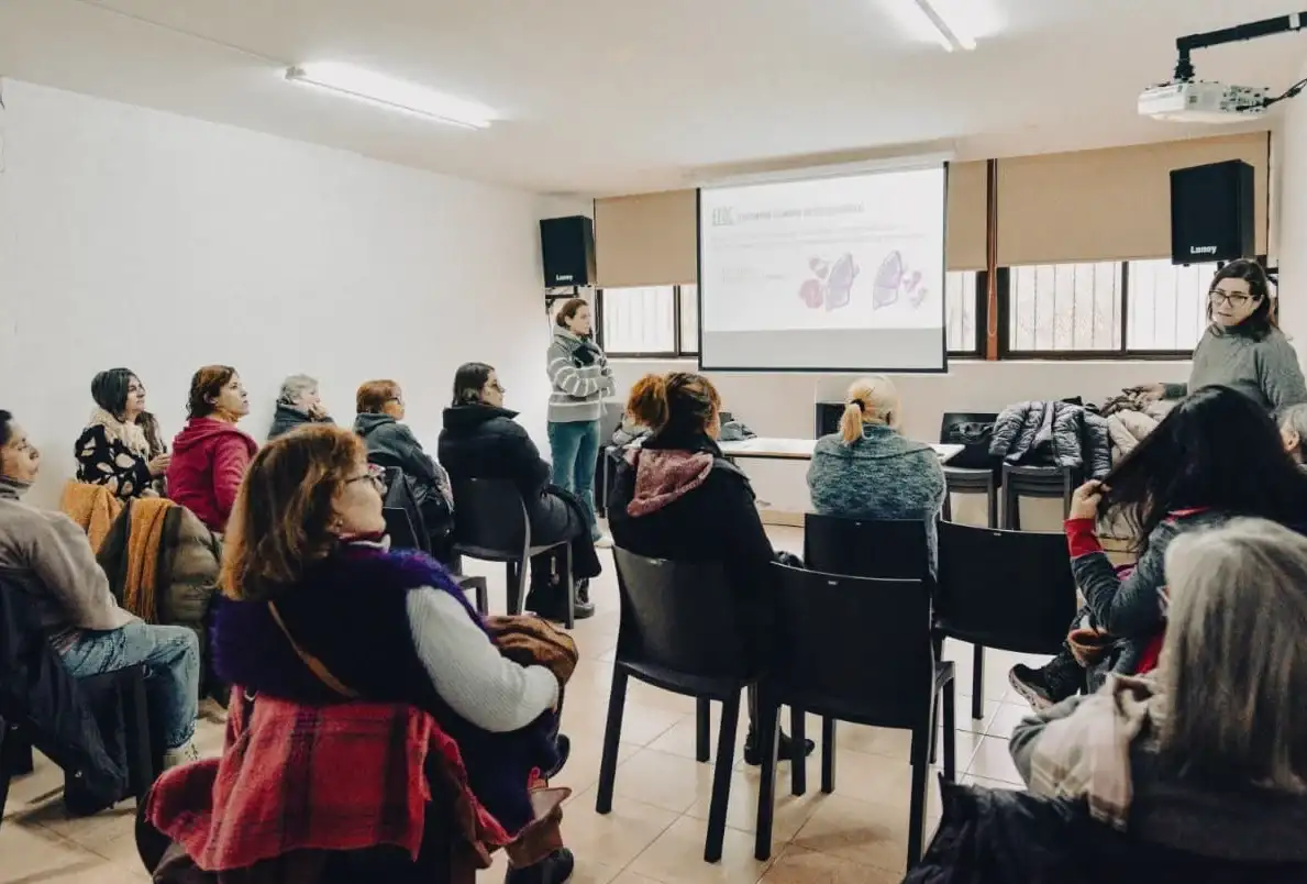 La convocatoria está dirigida exclusivamente a profesionales y asistentes que ya cuenten con certificación oficial como cuidadores domiciliarios.
