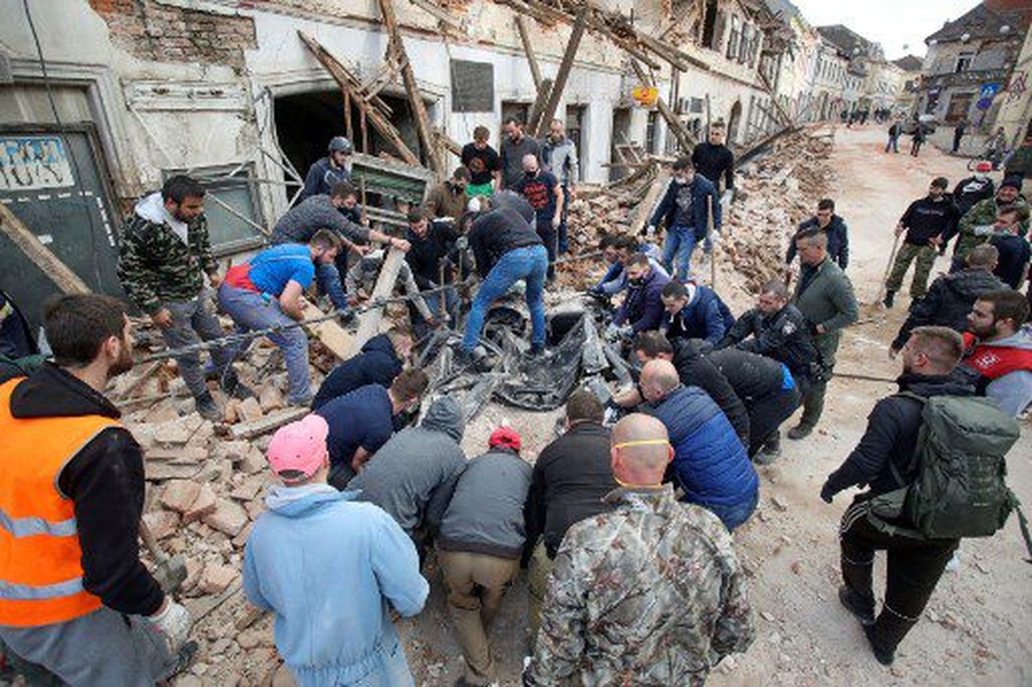 EN ZOZOBRA POR LAS RÉPLICAS: 7 muertos y más de 20 heridos deja el terremoto en Croacia
