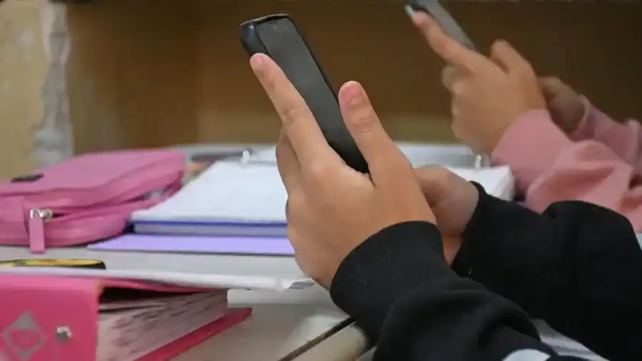 Sin celular en el aula: dos proyectos buscan prohibir por ley el uso de dispositivos en las escuelas entrerrianas
