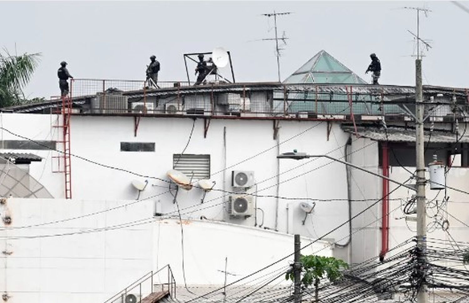 La policía, en los techos del canal TC Televisión.