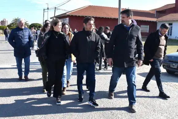 Kicillof recorrió Miramar por la fiesta del Kiwi