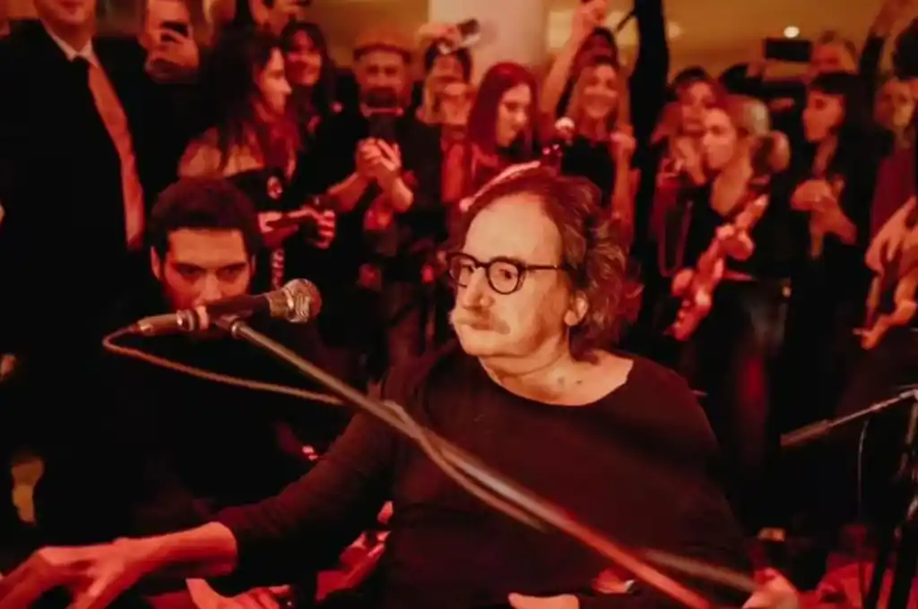Charly interpretó dos de sus clásicos eternos: “Yendo de la cama al living”, de su álbum homónimo, y “Cerca de la revolución”, del disco Piano Bar.