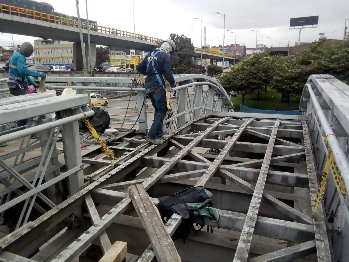 Se ROBARON UN PUENTE peatonal en Bogotá (+ video)