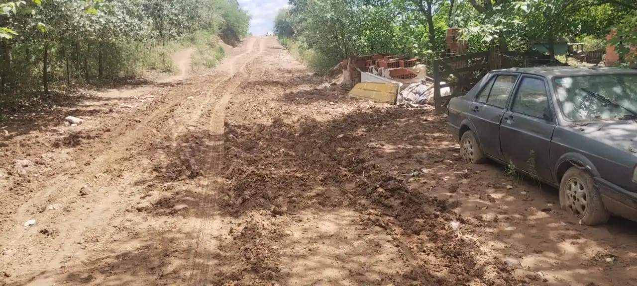 El camino al basural después de la lluvia: todo lleno de barro