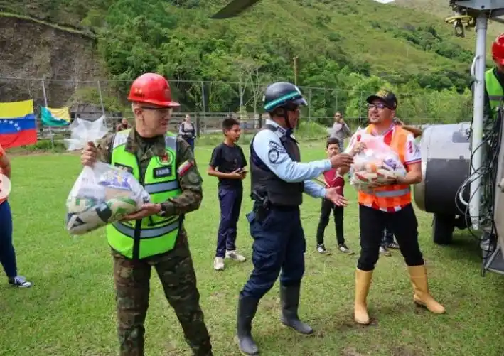 Gobierno reparte una tonelada de insumos para ayudar a damnificados por las lluvias