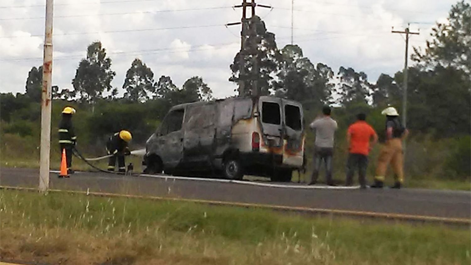 Incendio de un furgón que quedó totalmente destruído