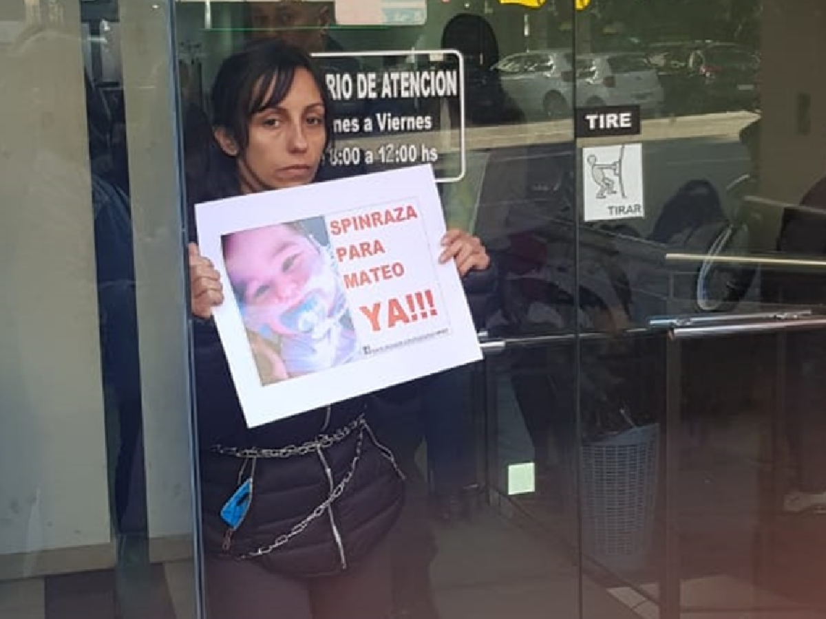 La madre de Mateo se encadenó pidiendo el envío de la vacuna Spinraza