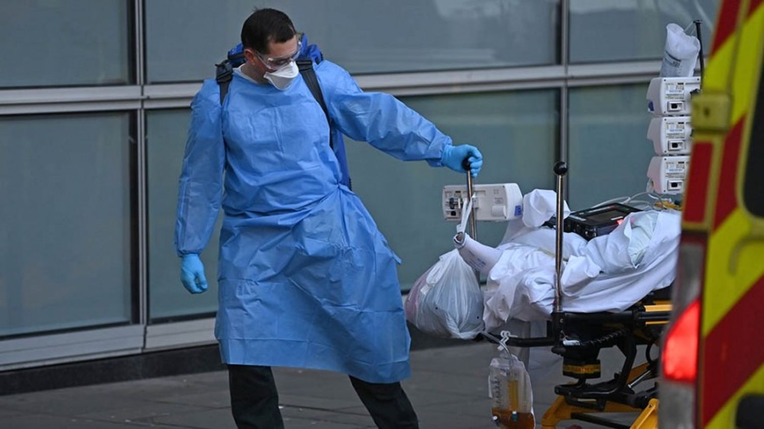 Primeras hospitalizaciones por la variante Ómicron elevan el alerta en el Reino Unido
