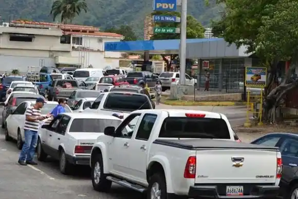 REFINERÍAS A MEDIA MÁQUINA: Venezuela dependerá todo el 2021 de gasolina importada, según expertos