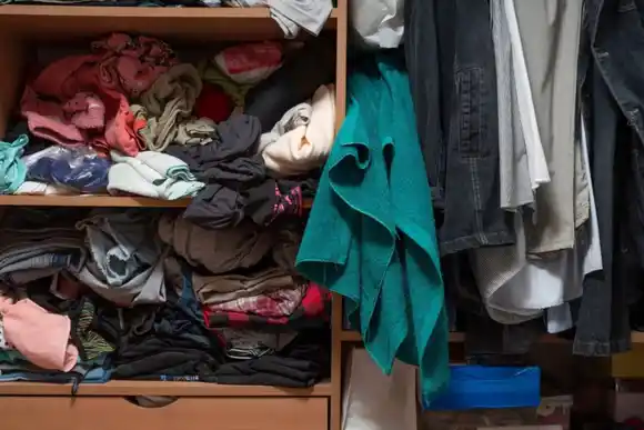 Qué significa tener el ropero siempre desordenado, según la psicología