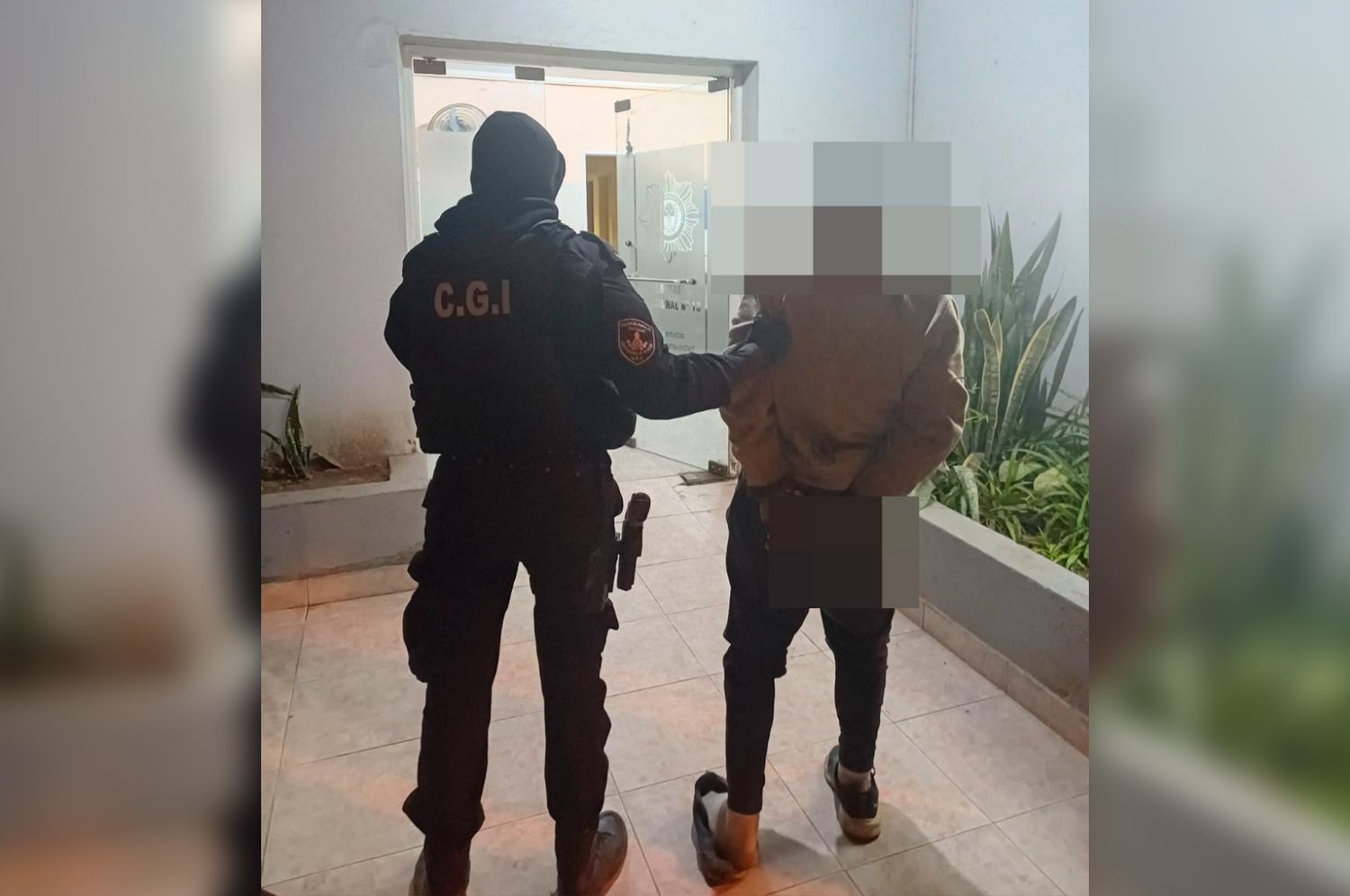 Se descuidó dos segundos y le afanaron las dos baterías del camión, pero el ladrón no llegó muy lejos