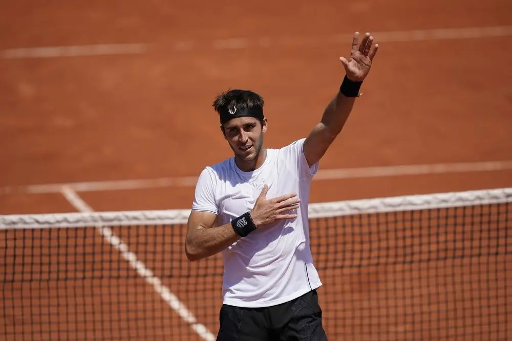 El platense Tomas Etcheverry va por otro batacazo en Roland Garros: Enfrenta a Nishioka por los octavos de final