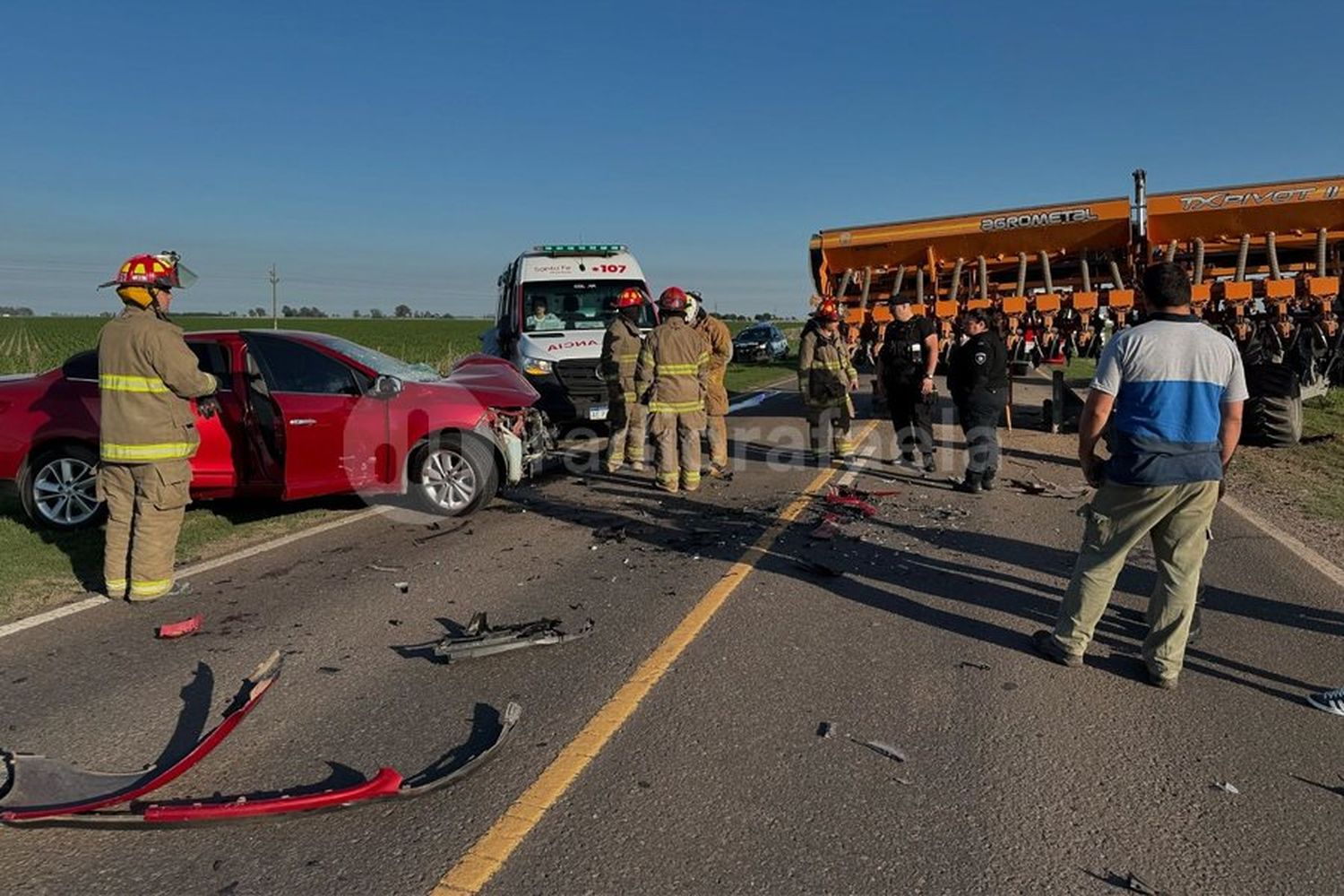 Un automóvil impactó de lleno contra una sembradora sobre Ruta 13