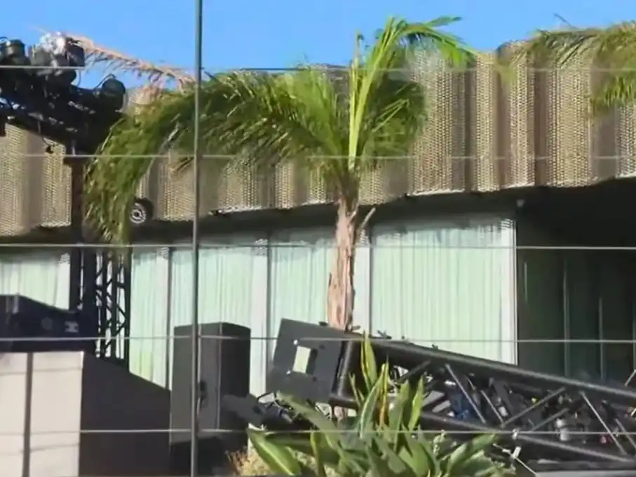 El derrumbe de un escenario en un boliche de Costanera dejó 15 heridos y 700 evacuados.