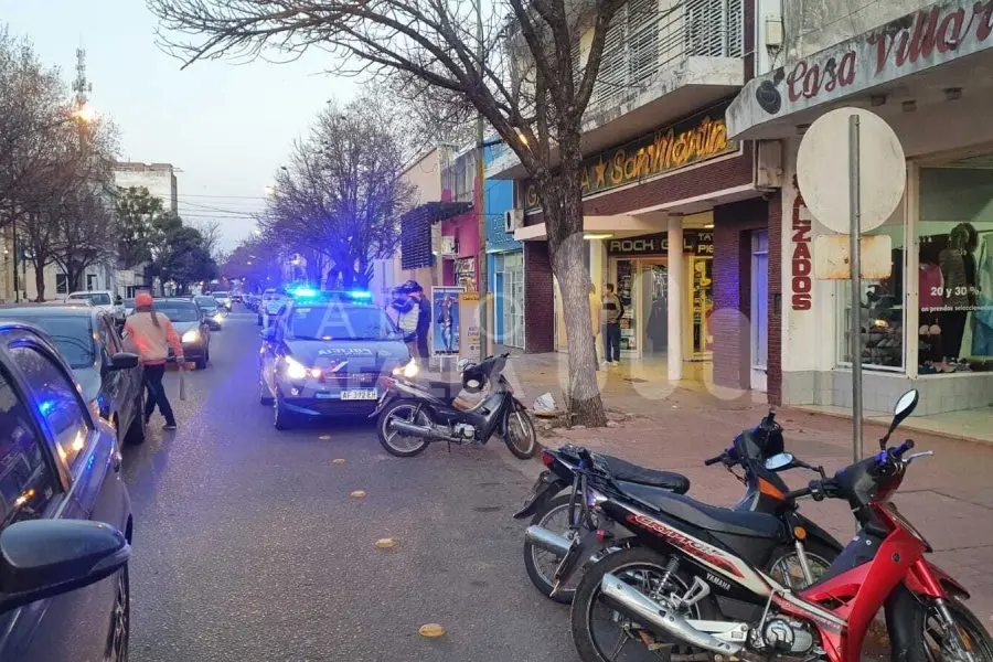 Hace instantes: cruzaba la calle y una moto se la llevó puesta: fue llevada al hospital