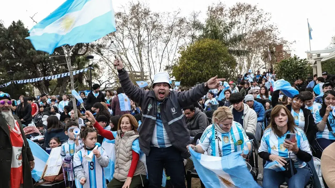 Los vecinos, eufóricos en el Paseo del Centro. ¡Vamos Argentina!