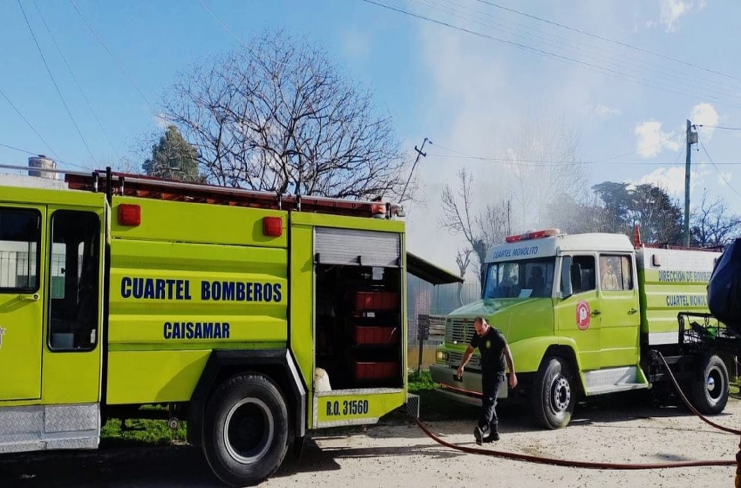 Video: un incendio que comenzó en un auto se propagó a una vivienda