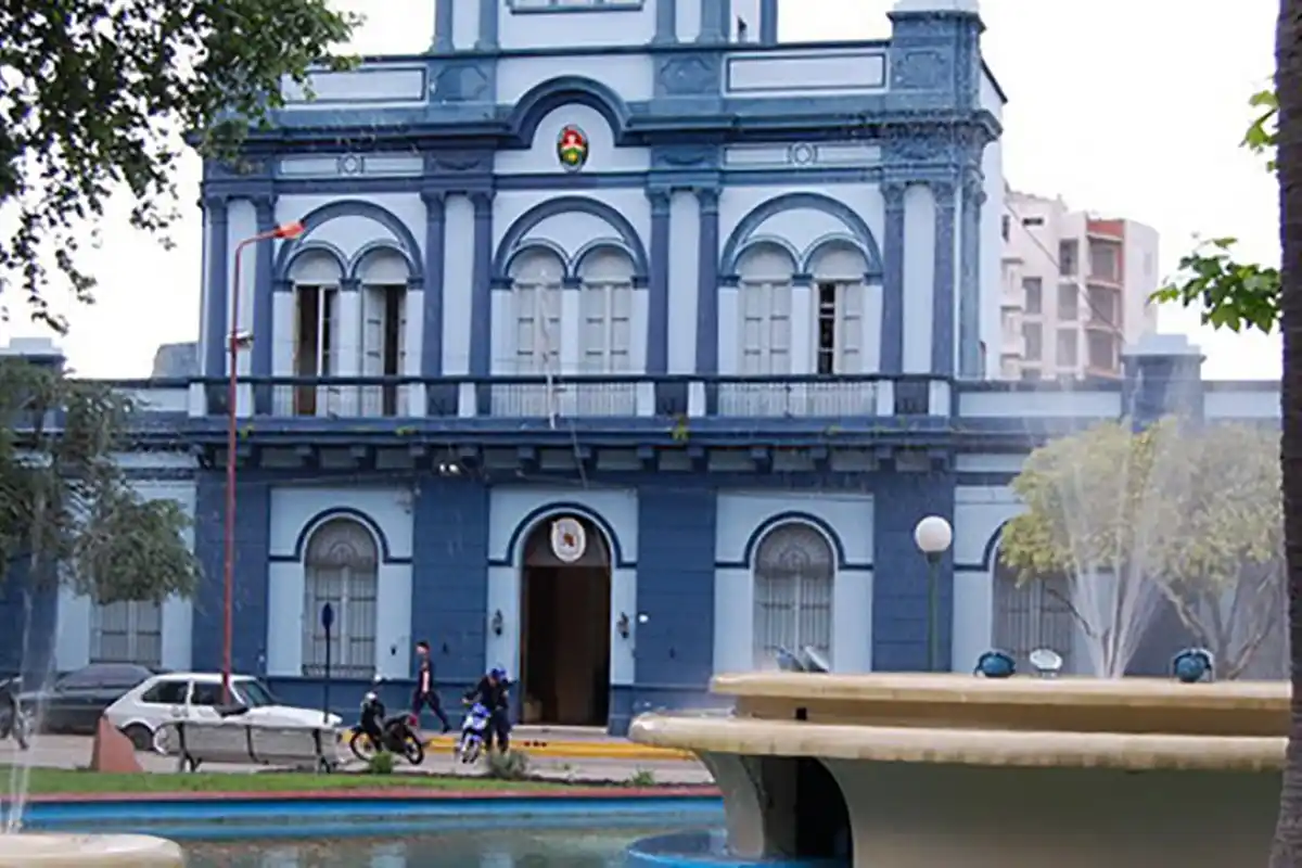 Tres jóvenes y un menor fueron detenidos por robar un celular en la plaza San Martín